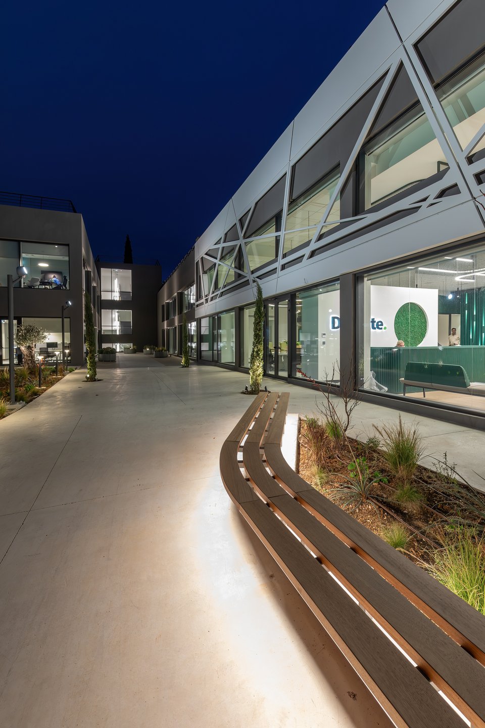 Τα ξύλινα παγκάκια με τις αεροδυναμικές τους καμπύλες / Φωτογραφία: George Fakaros Photography - Courtesy of TAF | The Architectural Firm