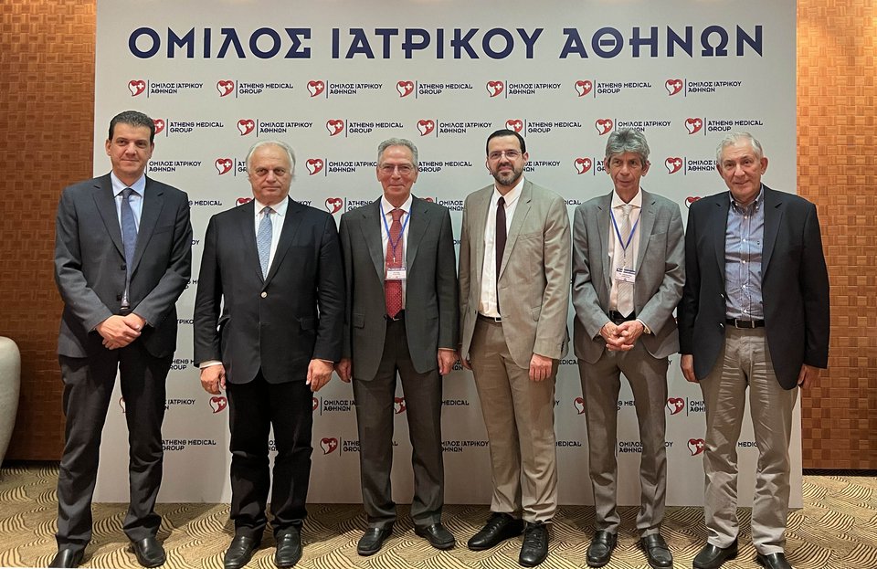 Από αριστερά κ. Θεόδωρος Χαμακιώτης, Γενικός Διευθυντής Ιατρικού Κέντρου Αθηνών, Δρ. Κωνσταντίνος Κωνσταντινίδης, Επιστημονικός Διευθυντής Ιατρικού Κέντρου Αθηνών, κ. Διαμαντής Μισιτζής, Διευθυντής Χειρουργικής Άνω Άκρου Μικροχειρουργικής Ιατρικό Κέντρο Αθηνών, κ. Χρήστος Γ. Αποστολόπουλος, Εκτελεστικός Αντιπρόεδρος Ομίλου Ιατρικού Αθηνών, κ. Παναγιώτης Γιαννακόπουλος, Διευθυντής Χειρουργικής Άνω Άκρου Μικροχειρουργικής Ιατρικό Κέντρο Αθηνών, κ. Γεώργιος Μπουτσιούκος, Μέλος ΔΣ Ομίλου Ιατρικού Αθηνών.