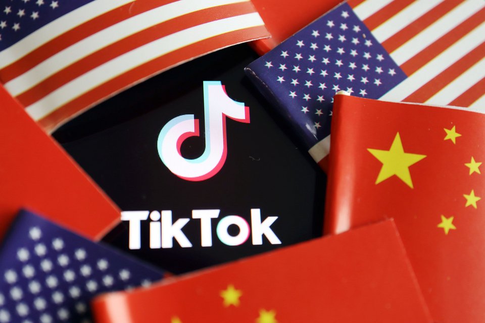 Το TikTok έχει εξελιχθεί από μια εφαρμογή κοινωνικών μέσων σε — στα μάτια ορισμένων πολιτικών — ένα ψηφιακό όπλο / SHUTTERSTOCK
