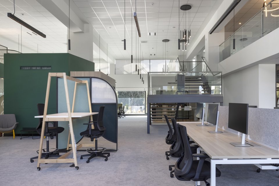 Σταθμοί εργασίας με διαχωριστικά / Φωτογραφία: Courtesy of A&amp;M Architects