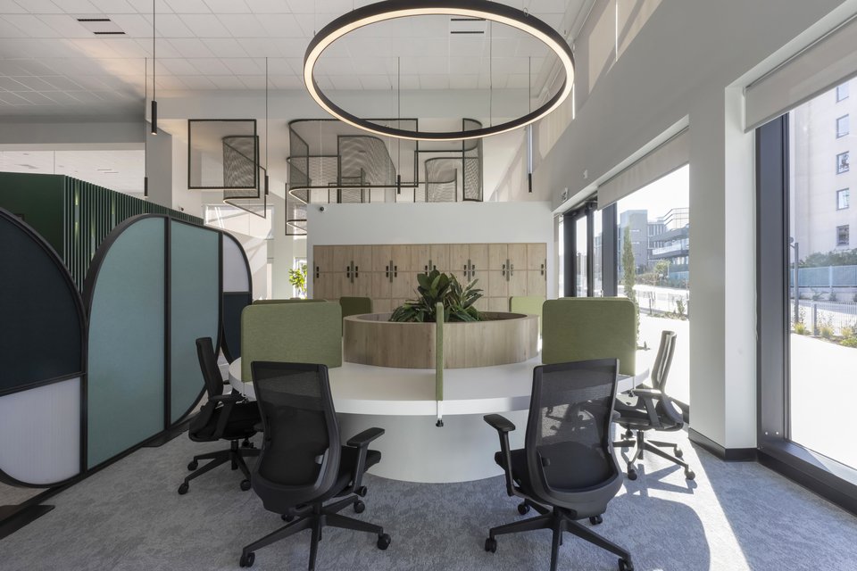 Τα εντυπωσιακά διαχωριστικά προσφέρουν απομόνωση, στυλ και χρώμα / Φωτογραφία: Courtesy of A&amp;M Architects