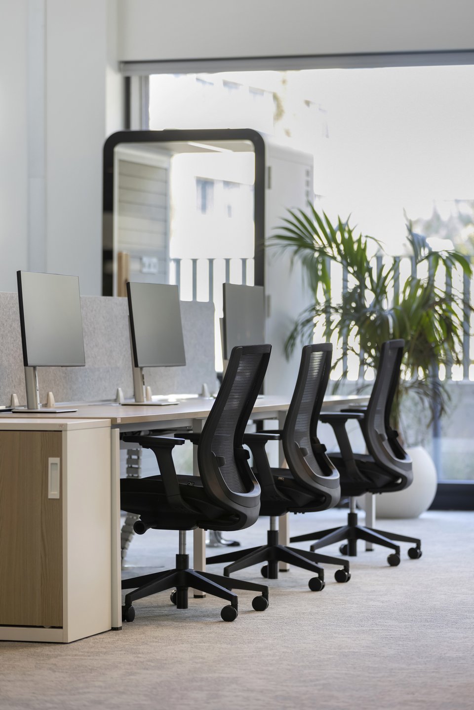  Σταθμός εργασίας open plan φιλοσοφίας / Φωτογραφία: Courtesy of A&amp;M Architects