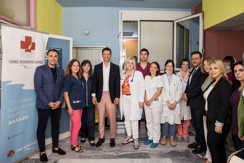 O Πρόεδρος, Διευθύνων Σύμβουλος και βασικός μέτοχος της εταιρείας ΘΕΟΝΗ, κ. Δημήτρης Τσέλιος, ο κορυφαίος Έλληνας star και ambassador του Φυσικού Μεταλλικού Νερού ΘΕΟΝΗ κ. Σάκης Ρουβάς, η Διευθύντρια της Παιδιατρικής Κλινικής του ΓΝΛ κ. Σοφία Αλευρά και ο Διοικητής του ΓΝΛ, κ. Γρηγόρης Βλαχάκης μαζί με εργαζομένους του νοσοκομείου.