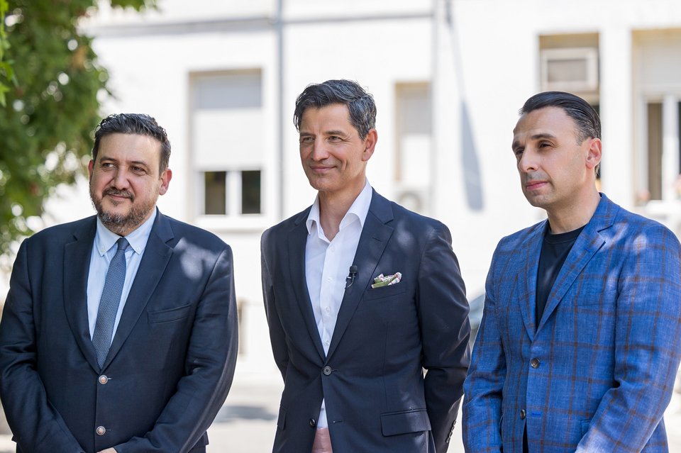O Διοικητής του ΓΝΛ, κ. Γρηγόρης Βλαχάκης, ο κορυφαίος Έλληνας star και ambassador του Φυσικού Μεταλλικού Νερού ΘΕΟΝΗ κ. Σάκης Ρουβάς και ο Πρόεδρος, Διευθύνων Σύμβουλος και βασικός μέτοχος της εταιρείας ΘΕΟΝΗ, κ. Δημήτρης Τσέλιος.