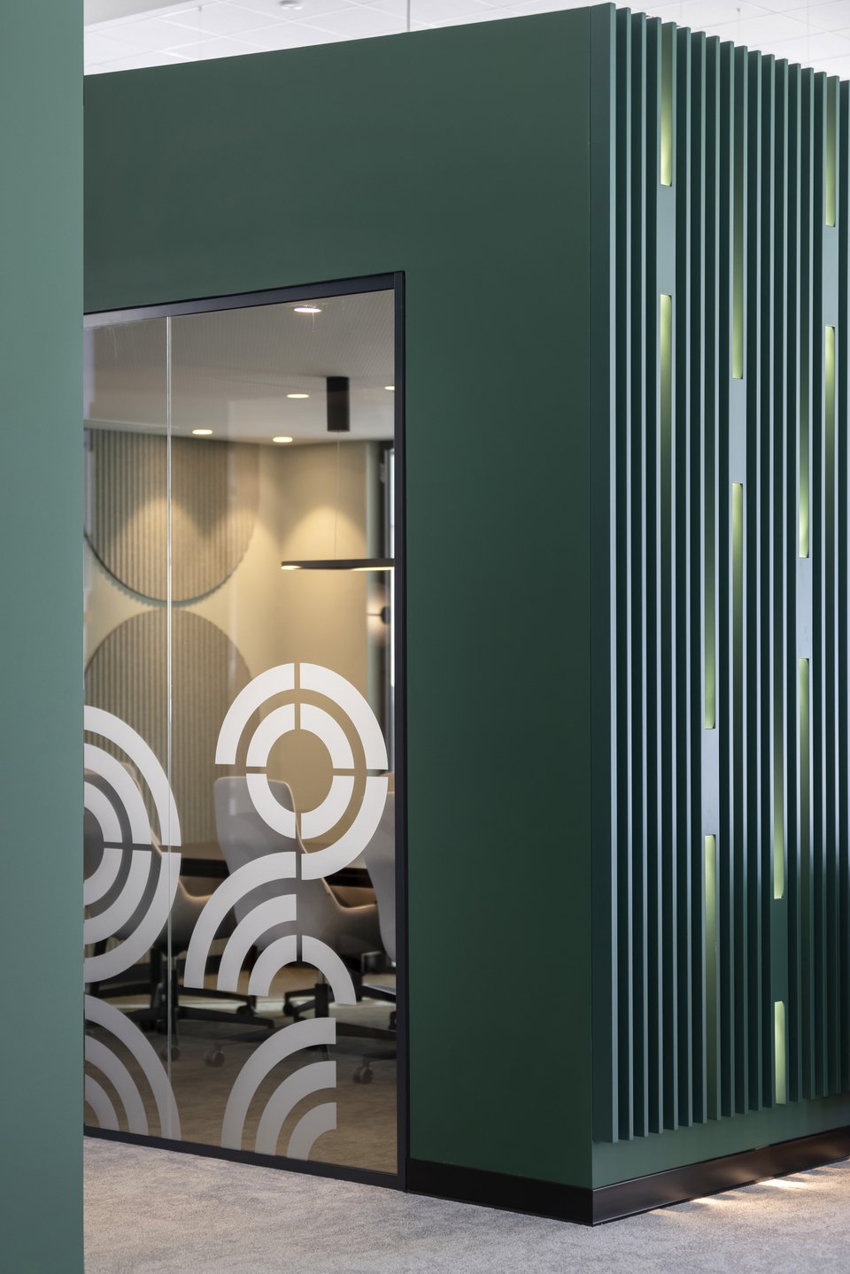 Αυτός ο τόνος του πράσινου επαναλαμβάνεται σε διάφορες γωνιές και σημεία των γραφείων / Φωτογραφία: Courtesy of A&amp;M Architects