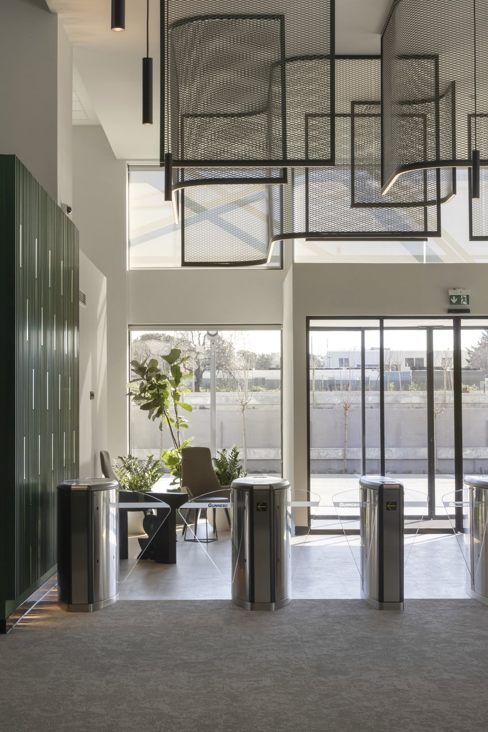 Άποψη από την είσοδο των γραφείων / Φωτογραφία: Courtesy of A&amp;M Architects