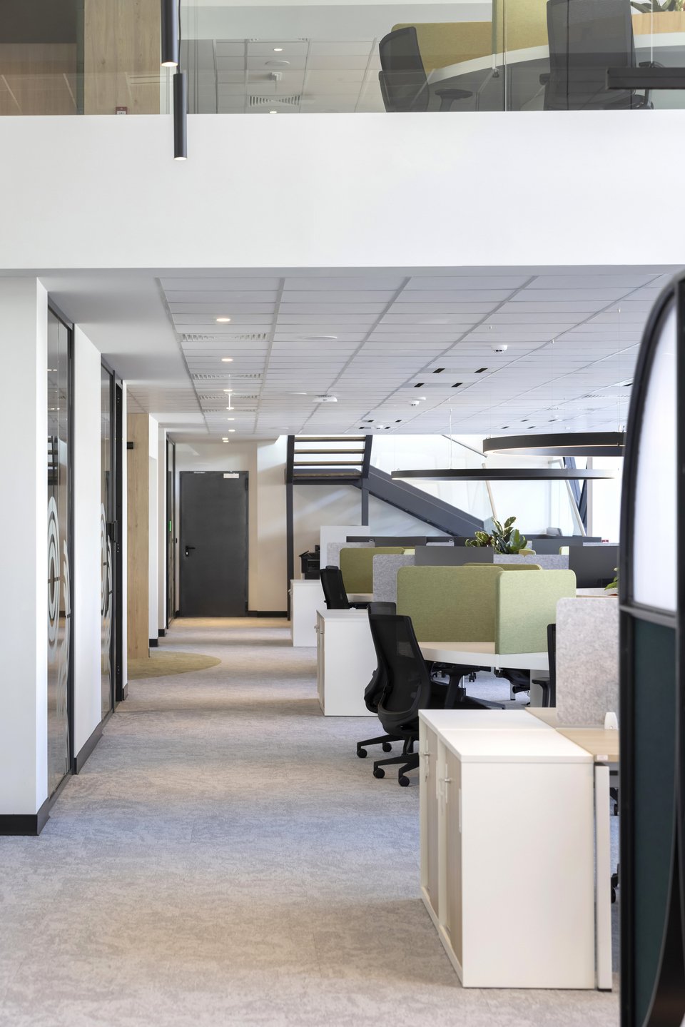 Γήινοι τόνοι και πράσινες αποχρώσεις κυριαρχούν στο χαλαρωτικό εσωτερικό των γραφείων / Φωτογραφία: Courtesy of A&amp;M Architects