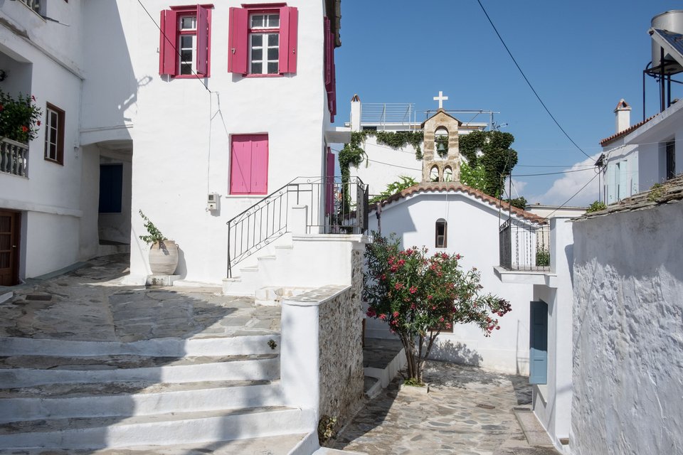 «η Σκόπελος θα ανταμείψει όσους την επιλέξουν με υπεροχες στιγμές σε μερικές από τις πιο όμορφες παραλίες της Ελλάδας, γαστρονομικές απολαύσεις, γνήσια τοπικά προϊόντα, γραφικά σοκάκια»