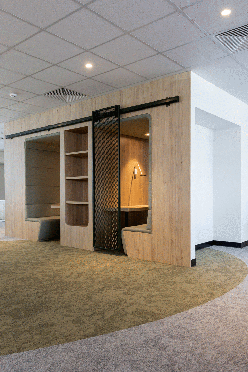 Θάλαμοι για calls / Φωτογραφία: Courtesy of A&amp;M Architects