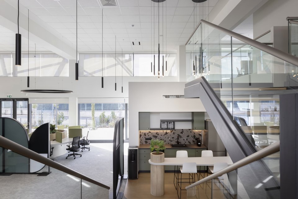 Η open space κουζίνα / Φωτογραφία: Courtesy of A&amp;M Architects