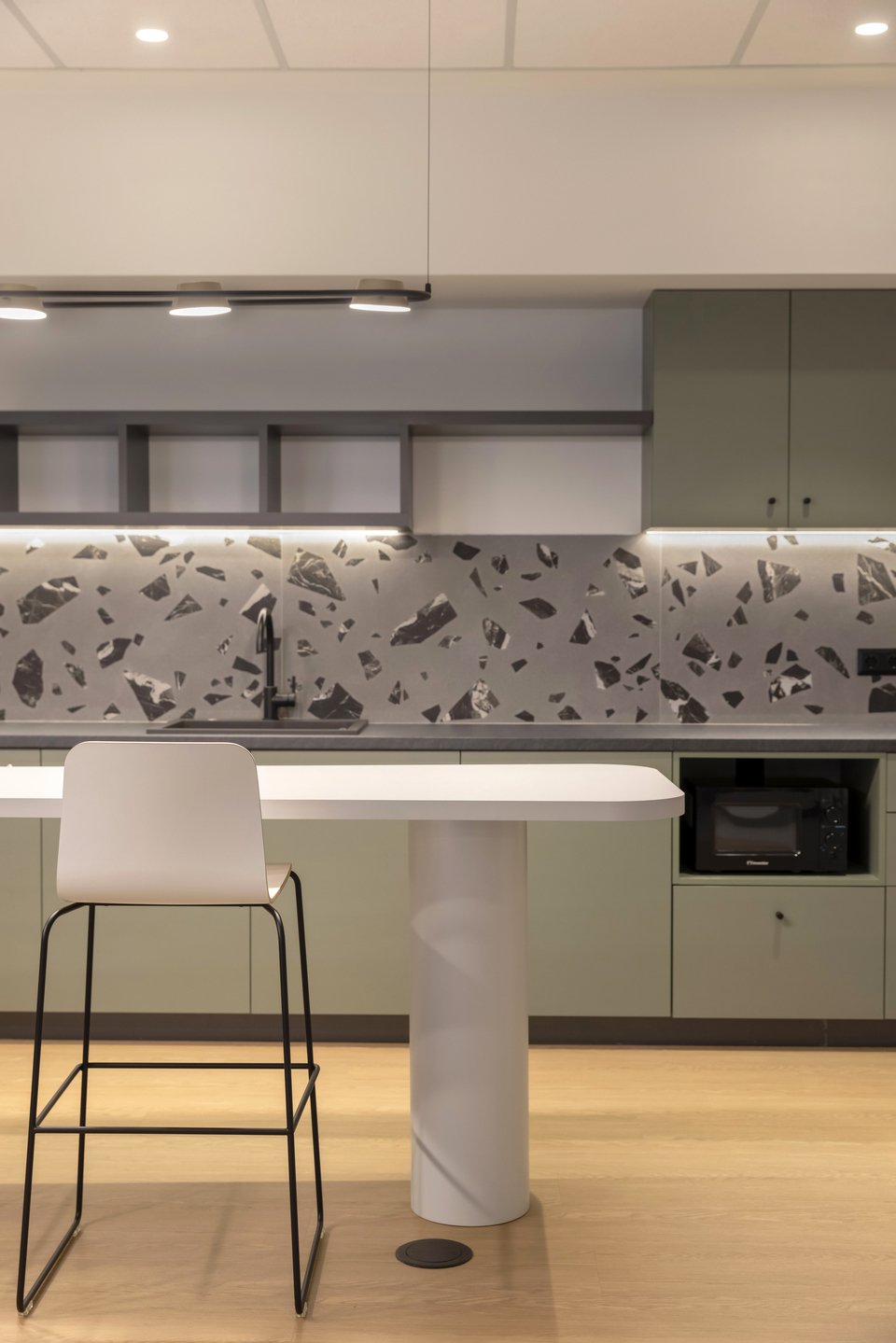 Ο πάγκος της κουζίνας για τα lunch breaks / Φωτογραφία: Courtesy of A&amp;M Architects