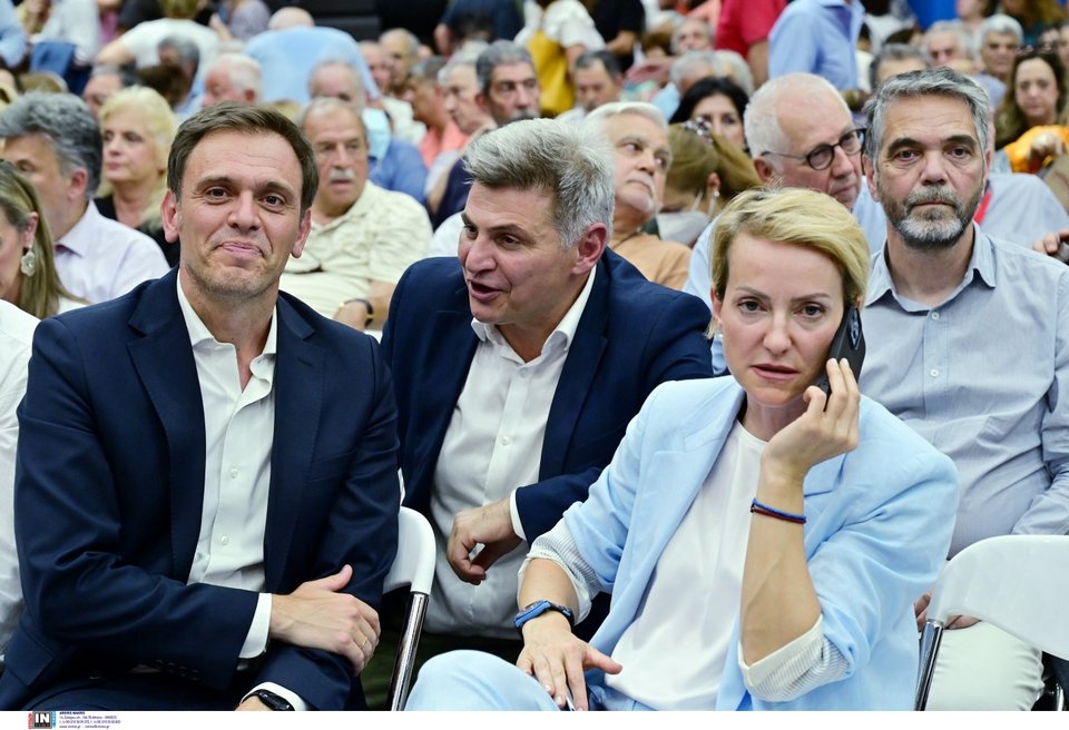 Ο κοινοβουλευτικός εκπρόσωπος του ΠΑΣΟΚ Δημήτρης Μάντζος (αριστερά), η εκπρόσωπος Τύπου της ΝΔ Αλεξάνδρα Σδούκου (δεξιά) και ο ευρωβουλευτής του ΣΥΡΙΖΑ Νικόλας Φαραντούρης