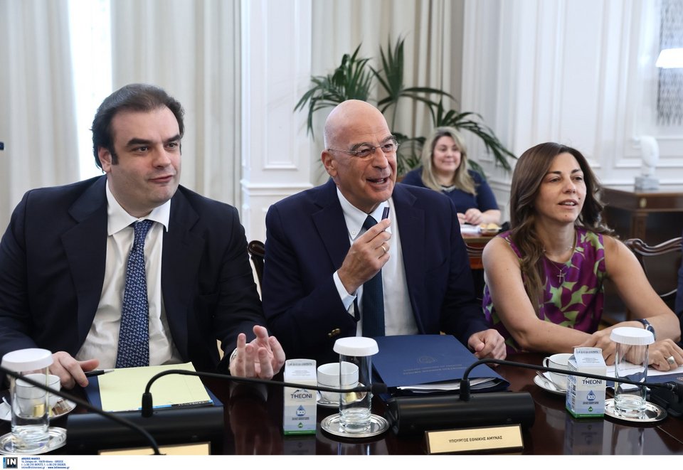 Ο υπουργός Εθνικής Οικονομίας και Οικονομικών Κυριάκος Πιερρακάκης, ο υπουργός Εξωτερικών Νίκος Δένδιας και η υπουργός Παιδείας Σοφία Ζαχαράκη / Φωτογραφία: Intimenews