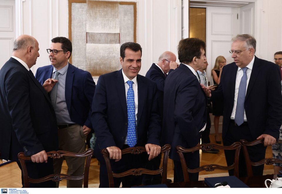 Χαλαρές στιγμές πριν τη συνεδρίαση του Υπουργικού Συμβουλίου / Φωτογραφία: Intimenews