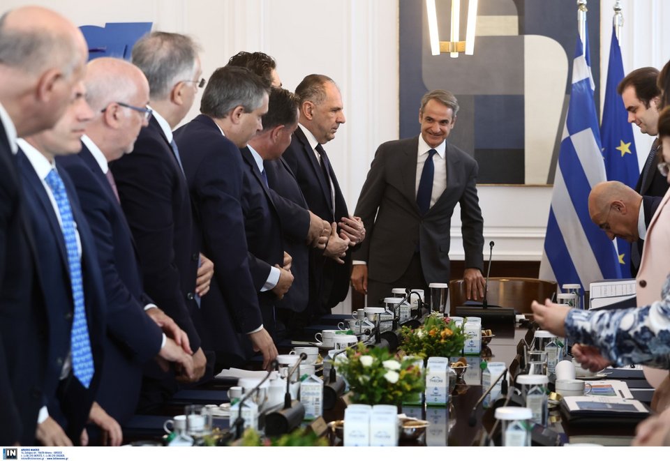 Υπουργοί και υφυπουργοί παίρνουν θέσεις / Φωτογραφία: Intimenews