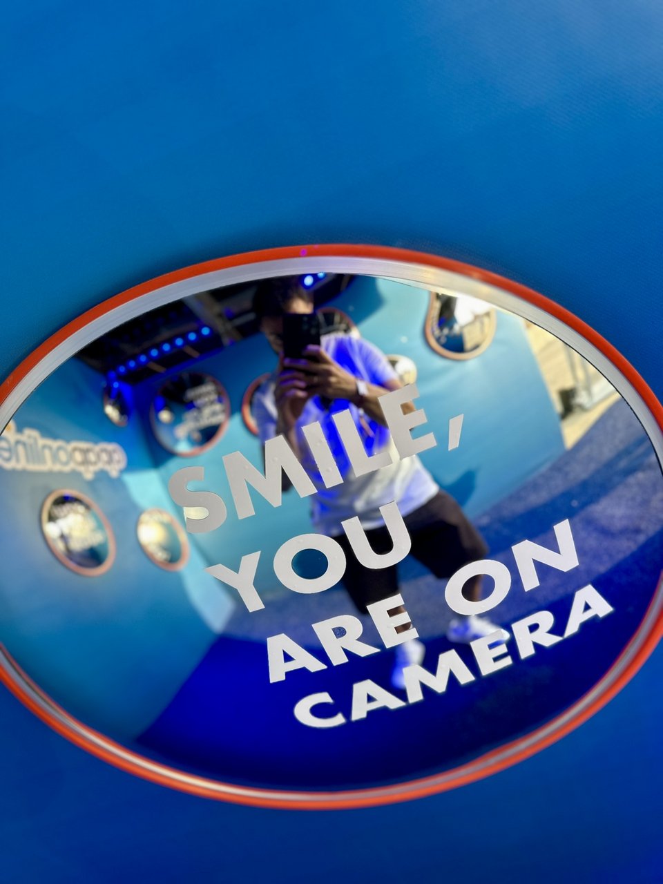 Φωτογραφίες στο mirror wall του opaponline.gr 