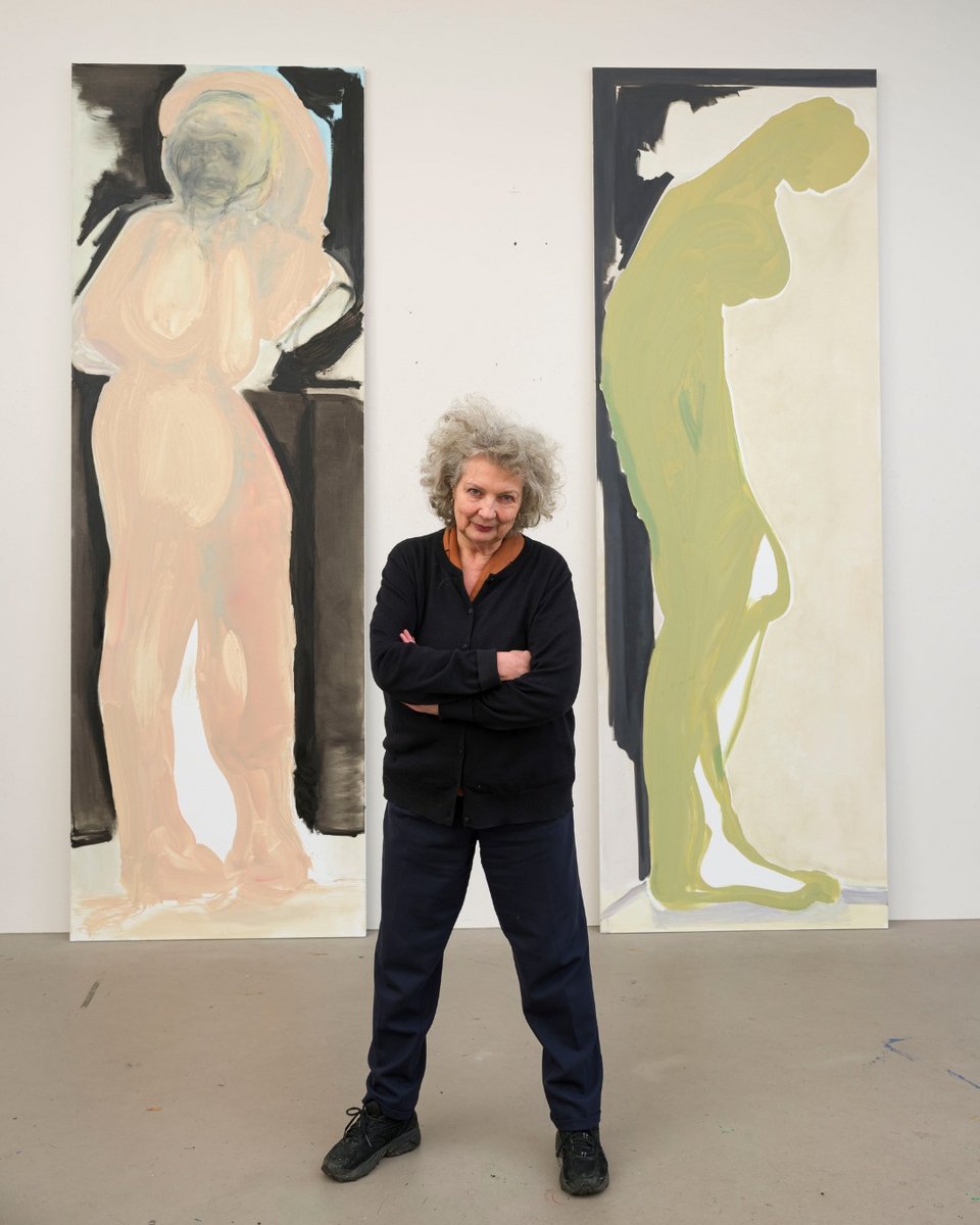 H Marlen Dumas ανάμεσα στα δυο έργα της που δημιούργησε τον Ιανουάριο του 2025 / 