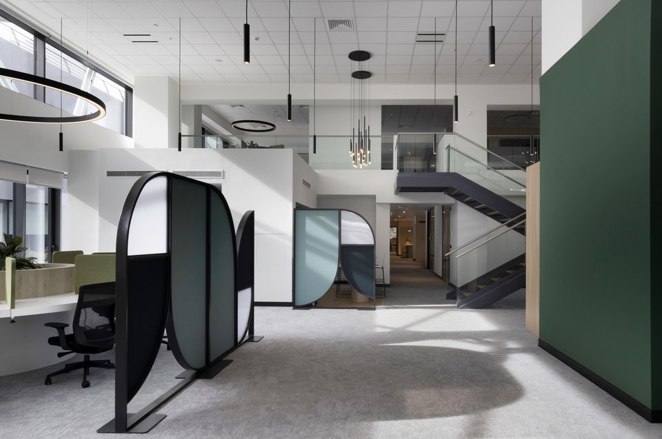 Άποψη από το εσωτερικό των γραφείων, στον χώρο ακριβώς μετά το lobby / Φωτογραφία: Courtesy of A&amp;M Architects