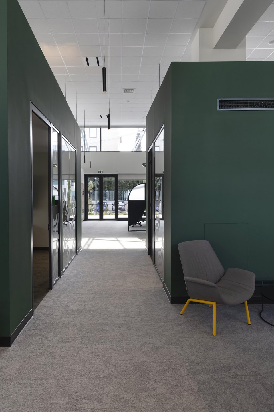 Η παλέτα της γης: πράσινο, γκρι/μπεζ και κίτρινο σε πινελιές / Φωτογραφία: Courtesy of A&amp;M Architects