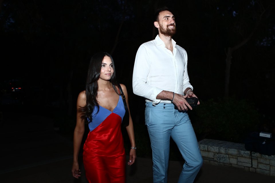 O Nίκολα Μιλουτίνοφ με τη σύντροφό του / Eurokinissi 