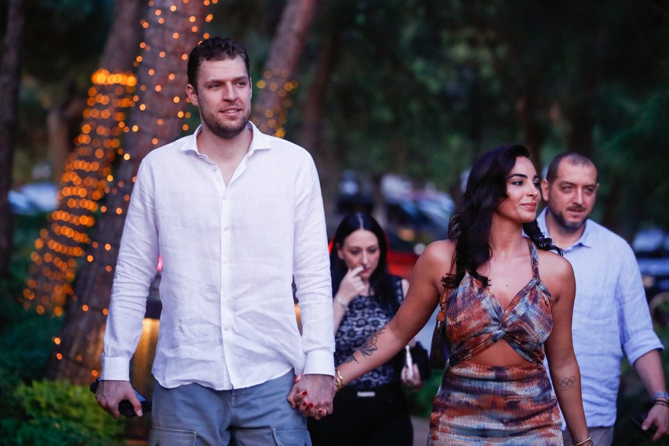 Ο Σάσα Βεζένκοφ με τη σύντροφό του, Νικόλ Ελευθεριάδου / Eurokinissi