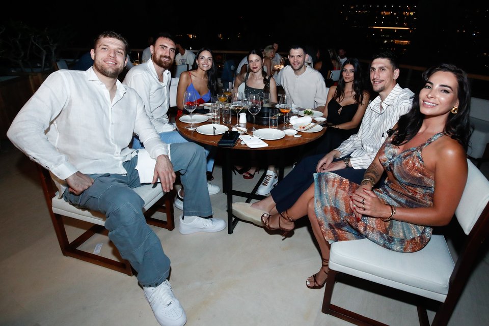 Oι Βεζένκοβ, Μιλουτίνοφ, Παπανικολάου και Λαρεντζάκης με τις συντρόφους τους / Eurokinissi 