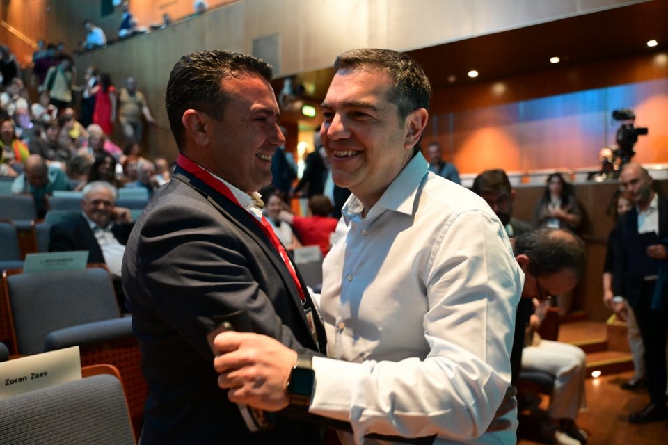 Ο πρώην πρωθυπουργός της Ελλάδας Αλέξης Τσίπρας και ο πρώην πρωθυπουργός της Βόρειας Μακεδονίας Ζόραν Ζάεφ