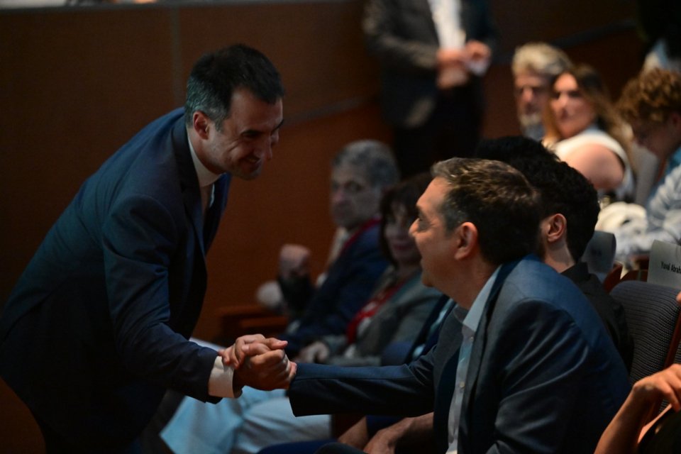 Χειραψία του Αλέξη Τσίπρα με τον πρόεδρο της Νέας Αριστεράς Αλέξη Χαρίτση