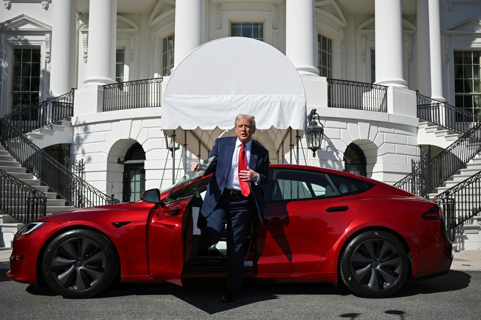 Ο Ντόναλντ Τραμπ μπροστά από το Tesla