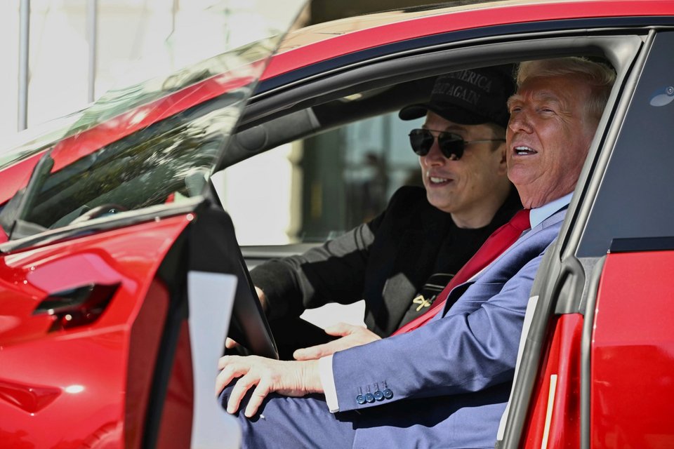 Τραμπ και Μασκ μέσα στο Tesla