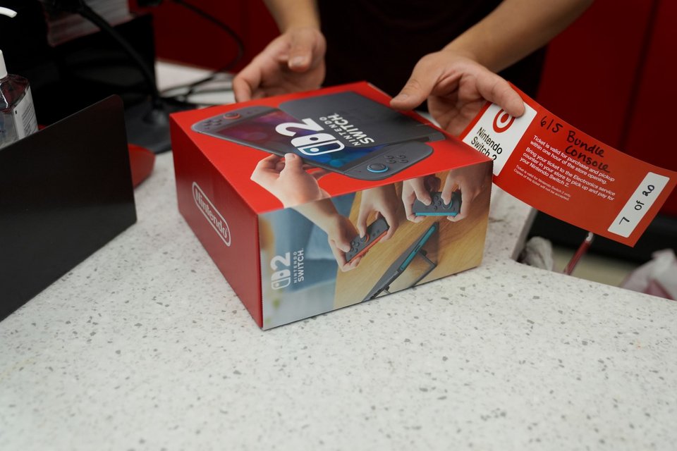 Καταναλωτής αγοράζει το Switch 2 σε κατάστημα Target