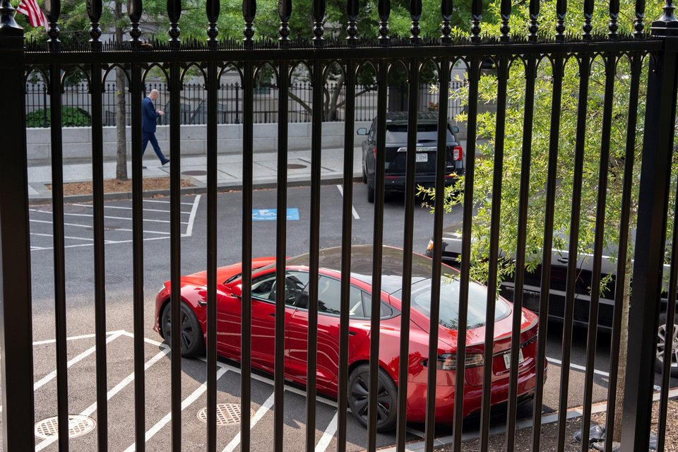 Το κόκκινο Tesla στον Λευκό Οίκο
