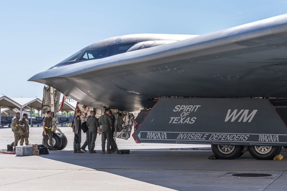 B-2 βομβαρδιστικό