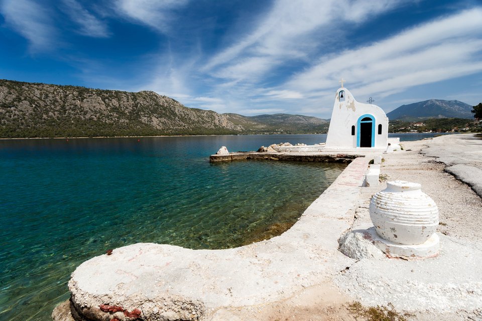 Eκκλησάκι Αγίου Νικολάου στη Λίμνη Βουλιαγμένη Λουτρακίου / Φωτογραφία: Shutterstock