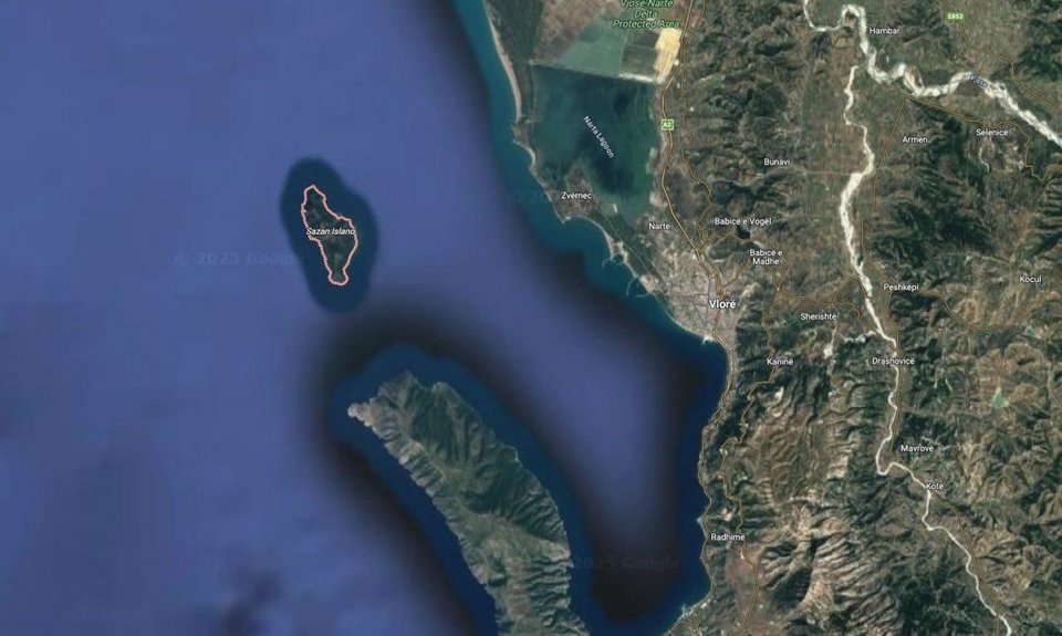 Το νησί Σάσων βρίσκεται ανάμεσα στην Αδριατική Θάλασσα και το Ιόνιο Πέλαγος, σε στρατηγική θέση στην είσοδο του κόλπου της Αυλώνας