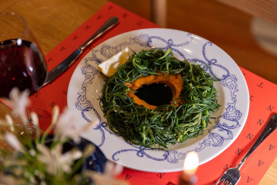 Αλμύρα με πουρέ γλυκοπατάτας, ελαιόλαδο και ανθό αλατιού / Φωτογραφία: Anther