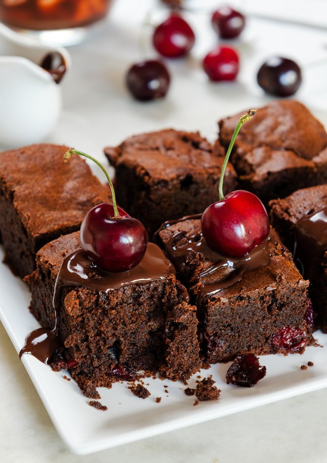 Ζουμερό brownie με φρέσκα κεράσια / Φωτογραφία: Shutterstock