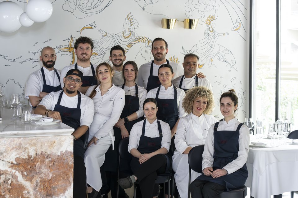 Η Γεωργιάννα Χιλιαδάκη με την ομάδα του «Ιώδιο» / Φωτογραφία: Κατερίνα Αυγερινού