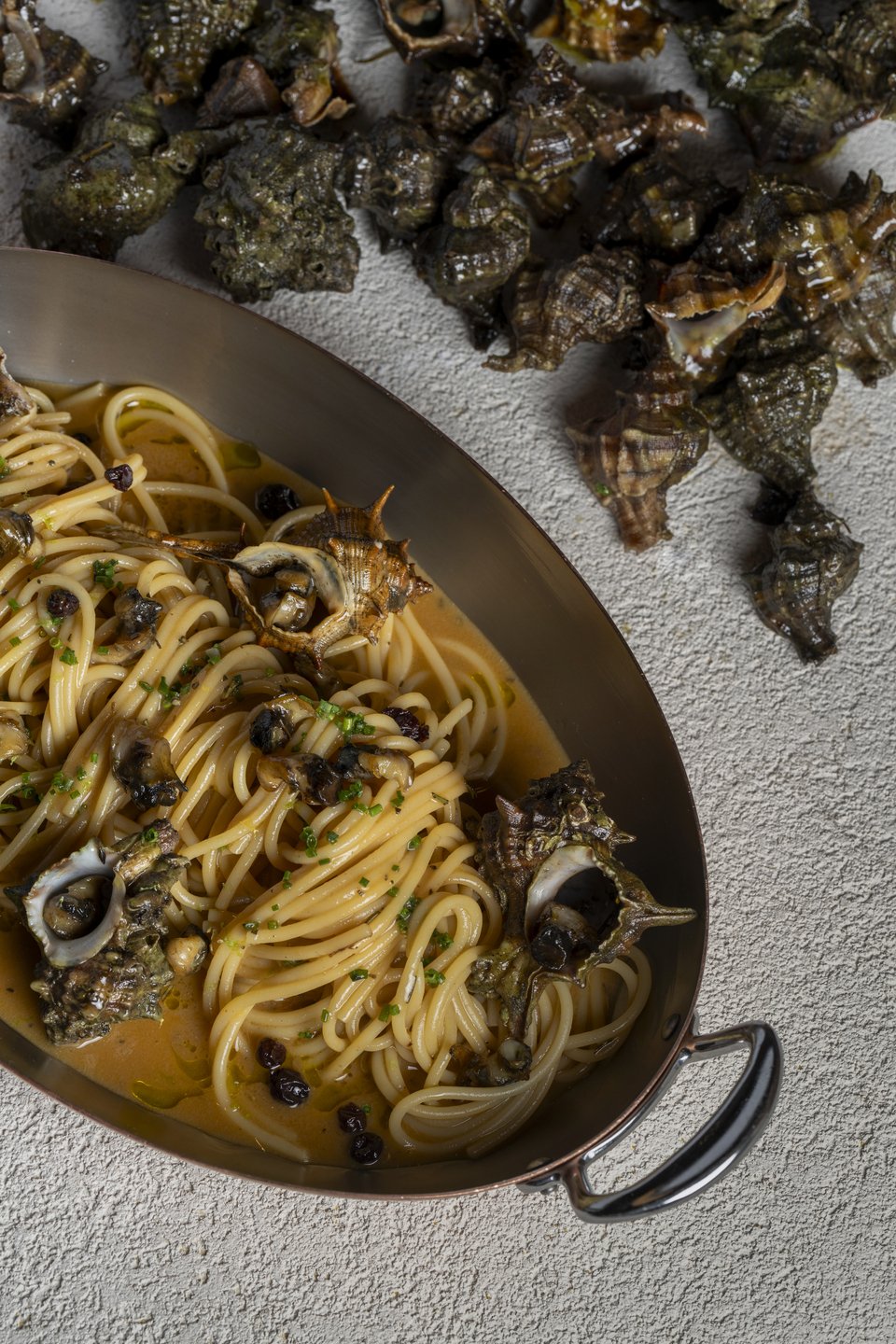 Το πιάτο «Iodio signature spaghetti με πορφύρες» / Φωτογραφία: Κατερίνα Αυγερινού 