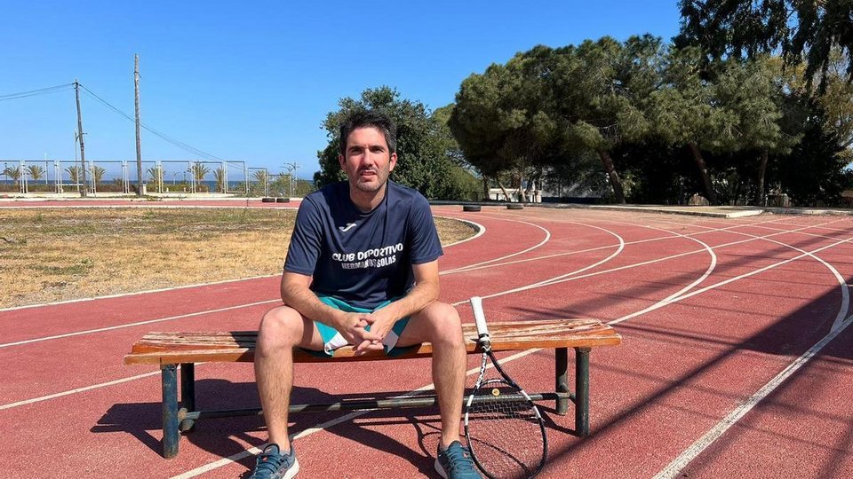 Ο Κάρλος Σόλας, προπονητής τένις που πάσχει από ηωσινοφιλική οισοφαγίτιδα