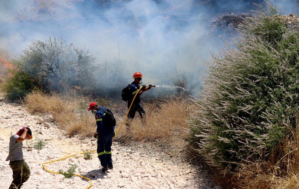 Πυροσβέστες επιχειρούν στη μεγάλη πυρκαγιά στη Χίο / Intime