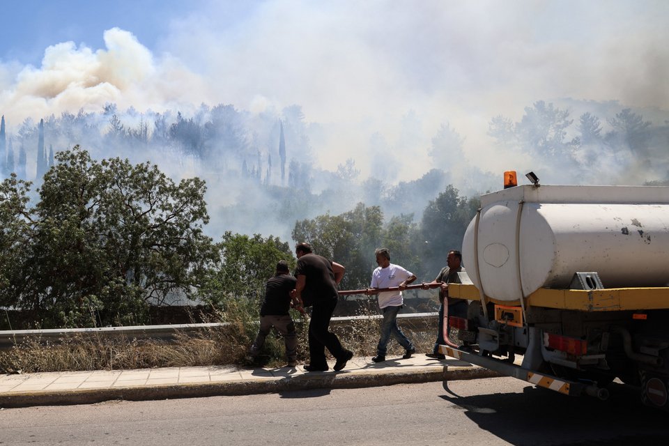 Εθελοντές με υδροφόρα πολεμούν με τις φλόγες στη Χίο / Eurokinissi