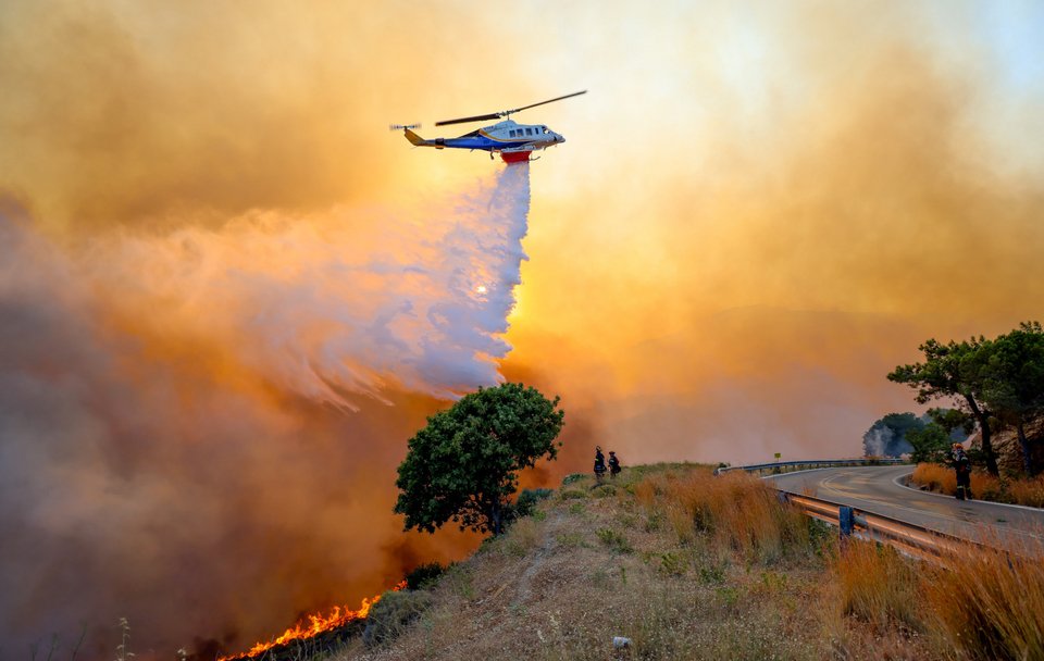 Ελικόπτερο κάνει ρίψη νερού πάνω από τις φλόγες στη Χίο / Intime
