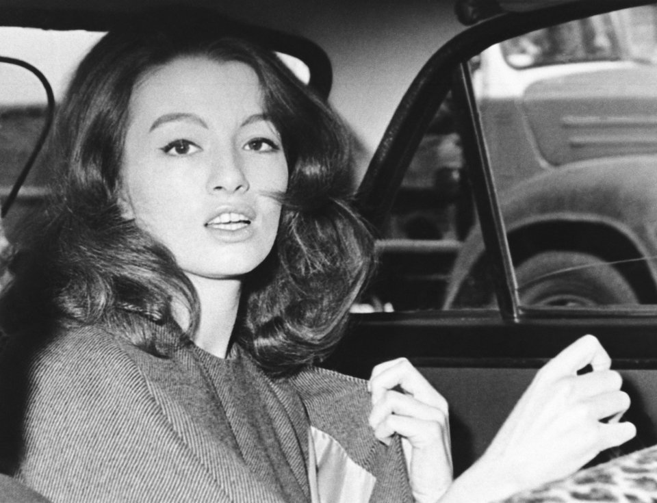 Η Christine Keeler, φωτογραφημένη στο Λονδίνο το 1963