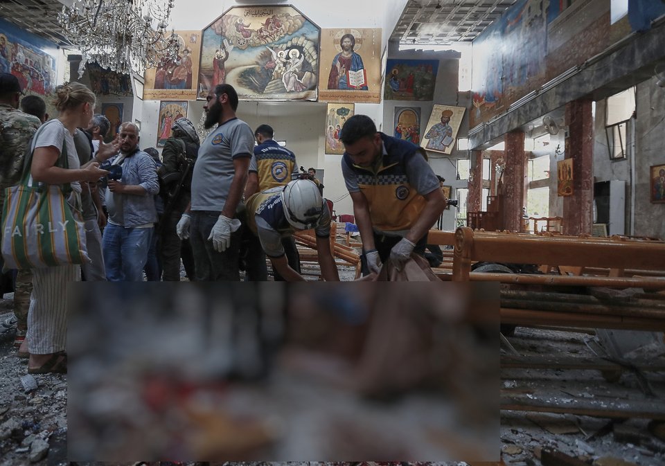 Προσωπικό των συριακών αρχών επιχειρούν στον ελληνορθόδοξο ναό του Προφήτη Ηλία στη Δαμασκό, μετά την πολύνεκρη επίθεση αυτοκτονίας / AP