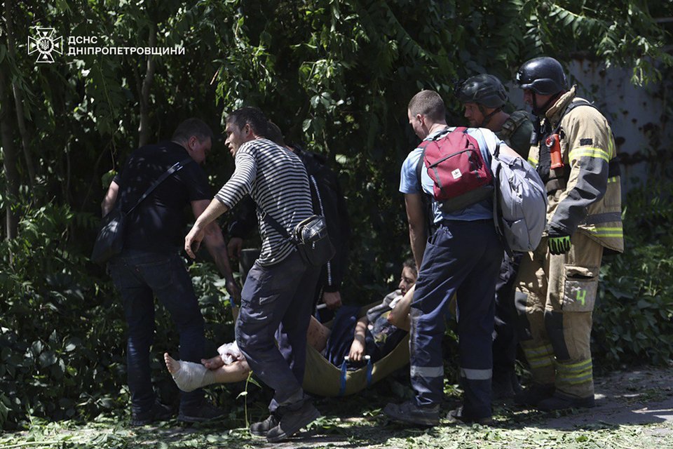 Διασώστες μεταφέρουν τραυματία από ρωσικό πλήγμα / Ukrainian Emergency Service via AP