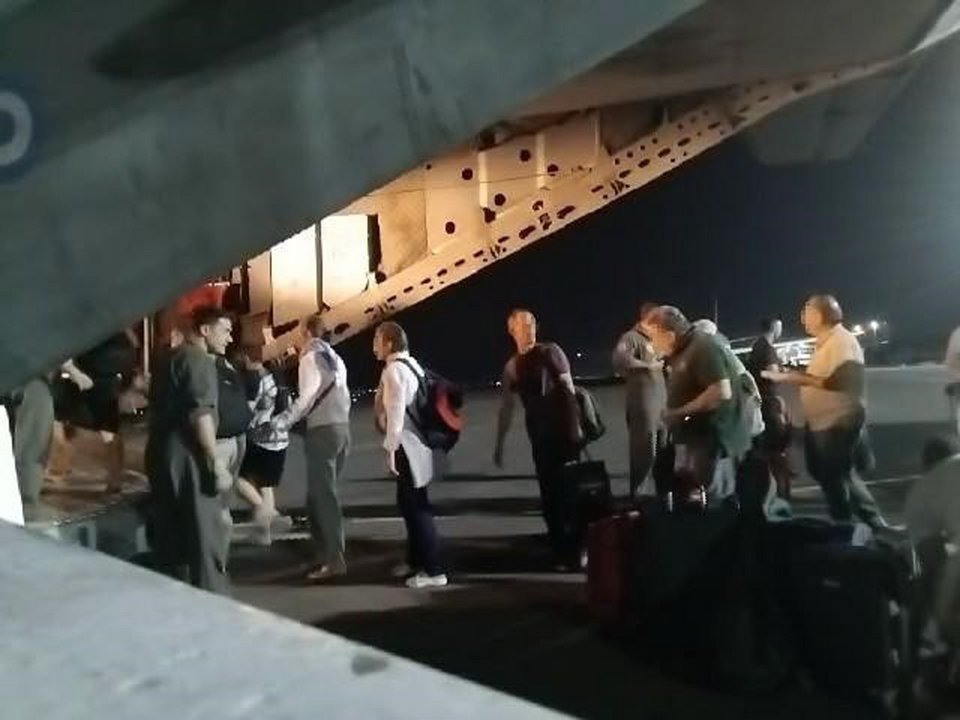 Στιγμιότυπο από την άφιξη Ελλήνων και άλλων Ευρωπαίων πολιτών από το Ισραήλ, κατόπιν επιχείρησης που συντόνισαν το υπουργείο Εξωτερικών και το υπουργείο Εθνικής Άμυνας / Intime