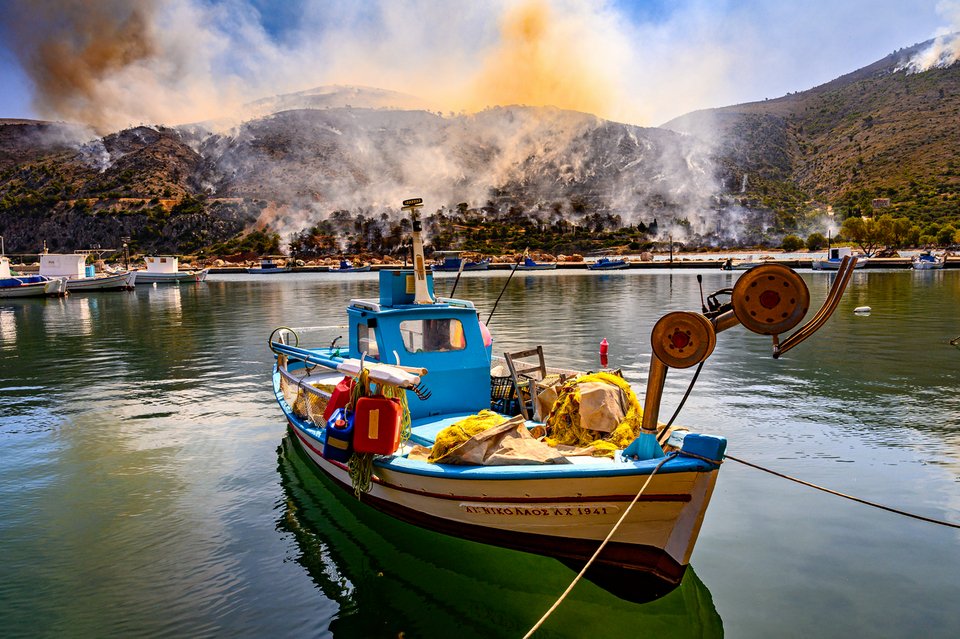 Καήκι στο Λιθί της Χίου με φόντο τη φωτιά / ΚΩΣΤΑΣ ΚΟΥΡΓΙΑΣ - ΑΠΕ-ΜΠΕ