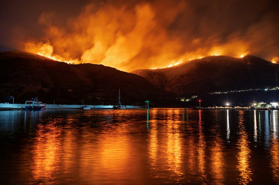 Η πυρκαγιά της Χίου σε έξαρση, τη νύχτα / ΚΩΣΤΑΣ ΚΟΥΡΓΙΑΣ - ΑΠΕ-ΜΠΕ