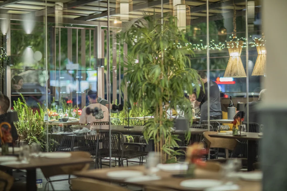 Με μια μίνιμαλ διακόσμηση, εξαιρετικό φαγητό, καλό κρασί και ατμόσφαιρα εστιατορίου αξιώσεων, η Striggla πάει την έννοια της γαστροταβέρνας ένα βήμα μπροστά  / Φωτογραφία: Μαρία Μαράκη